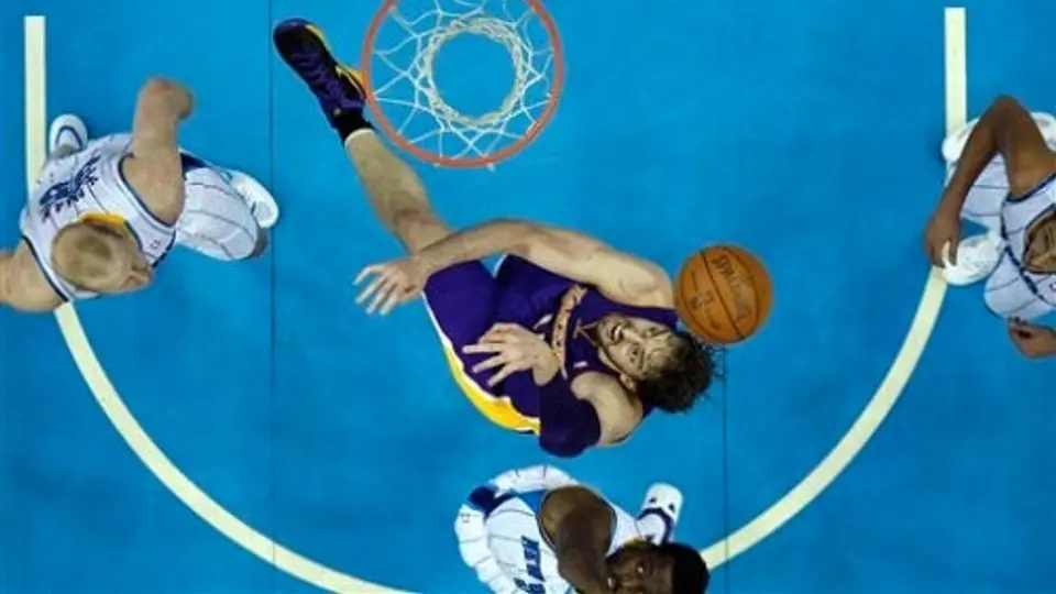 Los Hornets de Ayón dejan ir la victoria ante los Lakers