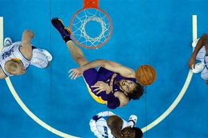 Los Hornets de Ayón dejan ir la victoria ante los Lakers