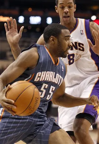 Bobcats caen 95-89 ante Suns sin Nájera