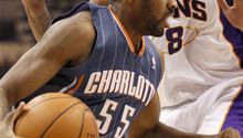 Bobcats caen 95-89 ante Suns sin Nájera