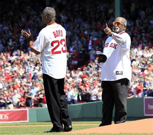 Viejas glorias de Boston estuvieron presentes durante el festejo (FOTO: AP)