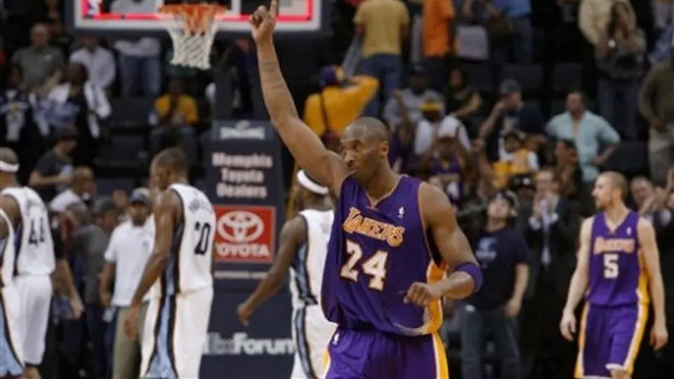 En doble tiempo extra, Lakers derrota 116-111 a Grizzlies