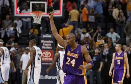 En doble tiempo extra, Lakers derrota 116-111 a Grizzlies