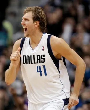 Nowitzki celebra partido mil en la NBA con triunfo de Dallas