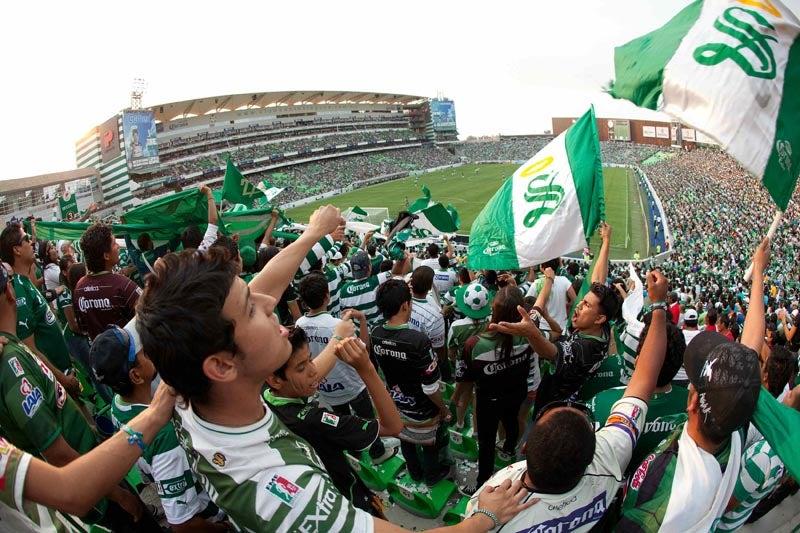 La afición disfruta desde la tribuna el primero del Santos. FOTO: MEXSPORT