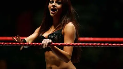 Maria Menounos y Kelly Kelly se imponen en la lucha de Divas