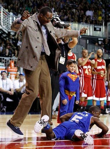 Kevin Hart cae a los pies de Dwight Howard. FOTO: AP