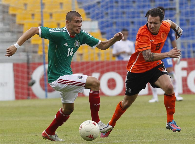 Enriquez disputando el esférico l EFE