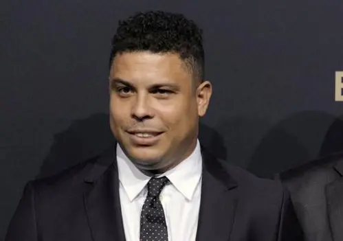 Ronaldo continúa de gira y visita al PSG