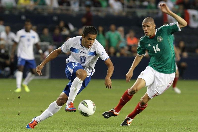 Chacón pelea el esférico con Roger Rojasof. FOTO: MEXSPORT