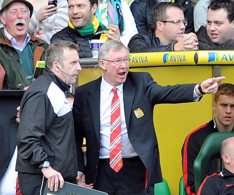 Sir Alex Ferguson discute con el árbitro Mr. J. Moss . FOTO: EFE