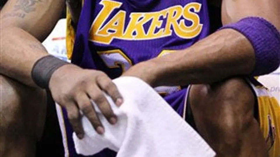 Kobe rebasa a Shaq en la derrota de Lakers 90-95 antes 76ers