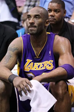 Kobe rebasa a Shaq en la derrota de Lakers 90-95 antes 76ers