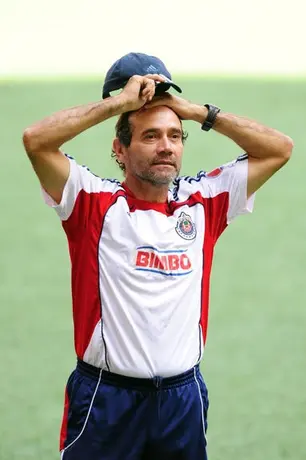 Chivas pensaría en alguien de casa para relevar a Quirarte