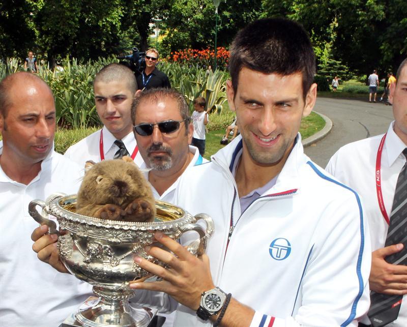 El Campeón del Abierto de Australia posa con su trofeo. FOTO: EFE