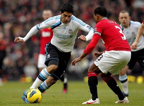 Evra y Suárez tuvieron diferencias a lo largo del encuentro entre Manchester y Liverpool (FOTO: EFE)