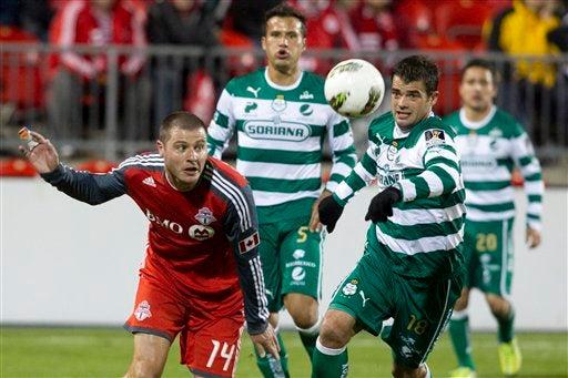 Danny Koevermans de Toronto busca el esférico. FOTO: AP