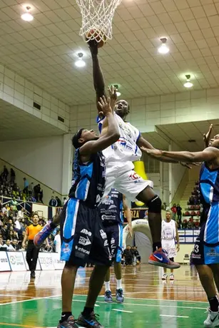 Fuerza Regia cae con sus refuerzos ante Huracanes