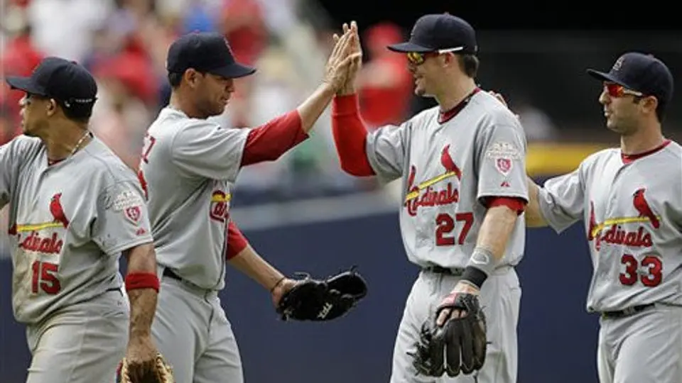 Cardenales hunden más a los Bravos