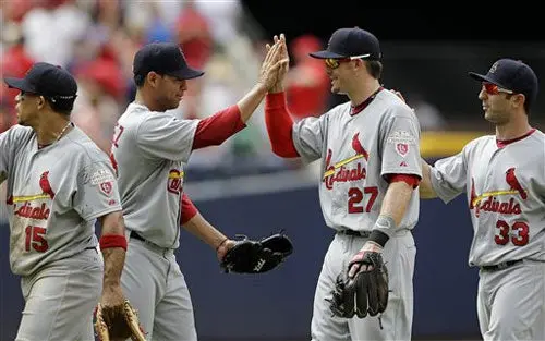 Cardenales hunden más a los Bravos