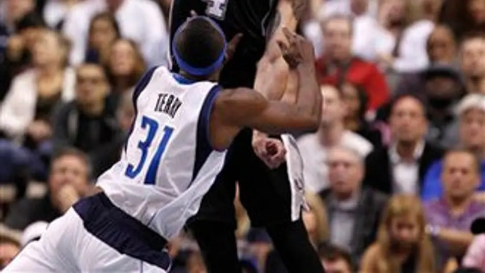 Dallas se queda con el triunfo 101-100 ante Spurs