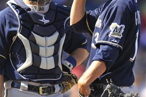 Cerveceros se imponen a Cardenales y evitan la barrida