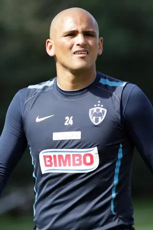 Chupete Suazo entrena con Rayados a la espera de una oferta