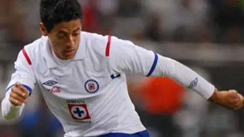 Vela admite que depende de él cuidar su puesto en Cruz Azul