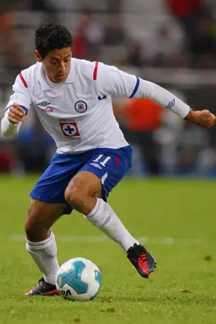 Vela admite que depende de él cuidar su puesto en Cruz Azul