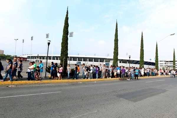 Una larga fila esperaba el momento de entrar al inmueble. FOTO: DANIEL GÁMEZ