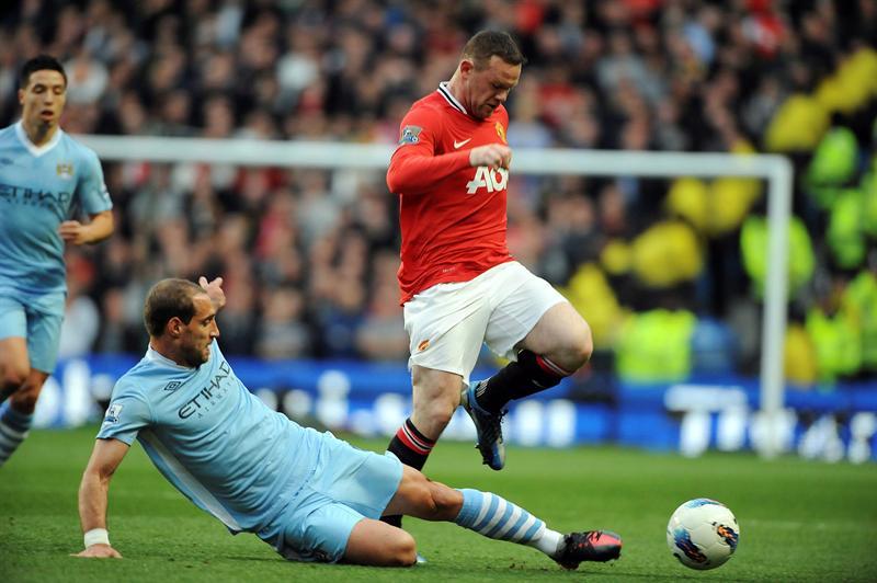 Rooney por el control del balón con Pablo Zabaleta | EFE
