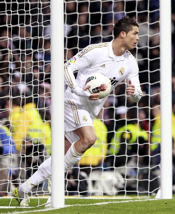 Cristiano Ronaldo celebra su 'hat trick'. FOTO: EFE