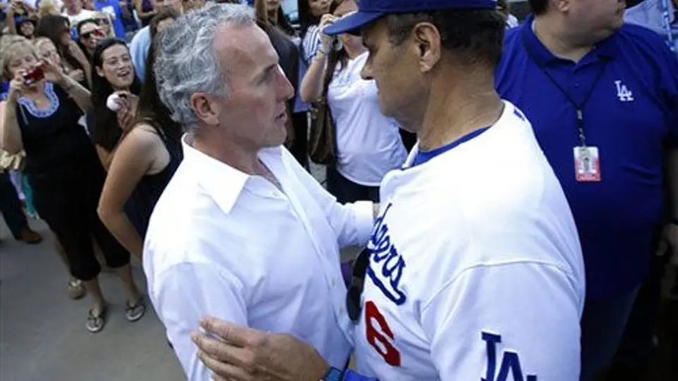 12 grupos presentarían ofertas por Dodgers