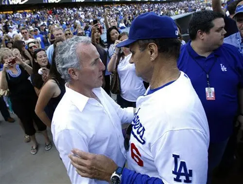 12 grupos presentarían ofertas por Dodgers