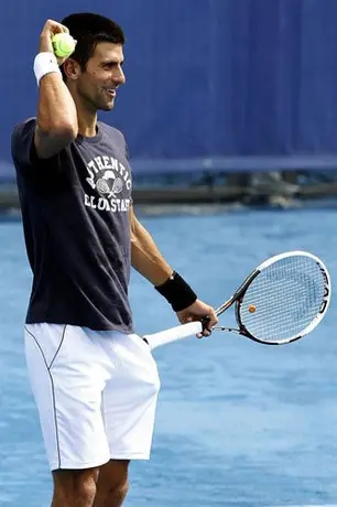 Djokovic se suma a Nadal y critica la cancha azul en Madrid