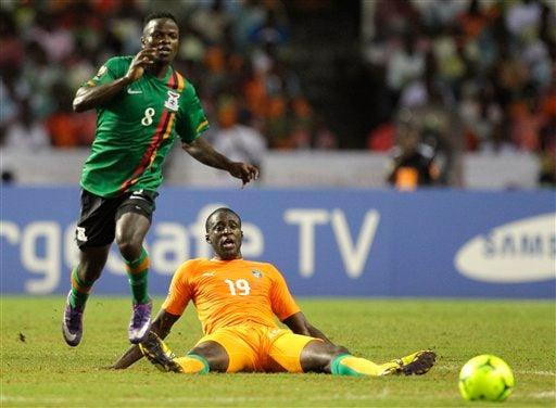Yaya Toure en el césped, Isaac Chansa de Zambia en la jugada. FOTO: AP
