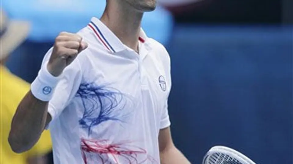 Djokovic y Serena avanzan en Australia