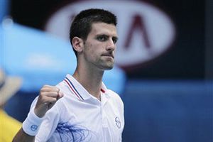Djokovic y Serena avanzan en Australia