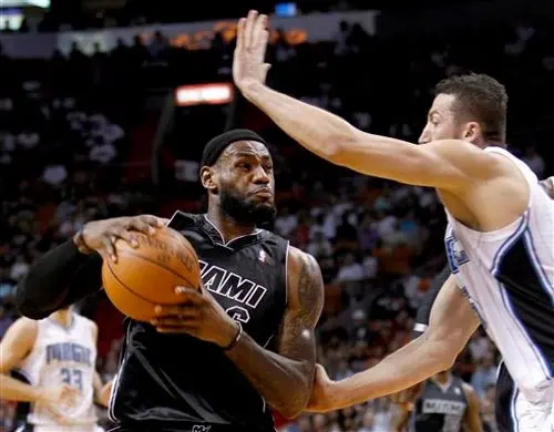 Miami hila seis triunfos tras imponerse al Magic