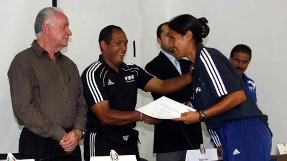 Comisión de Arbitraje entrega gafetes FIFA a 29 silbantes