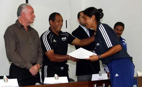 Comisión de Arbitraje entrega gafetes FIFA a 29 silbantes
