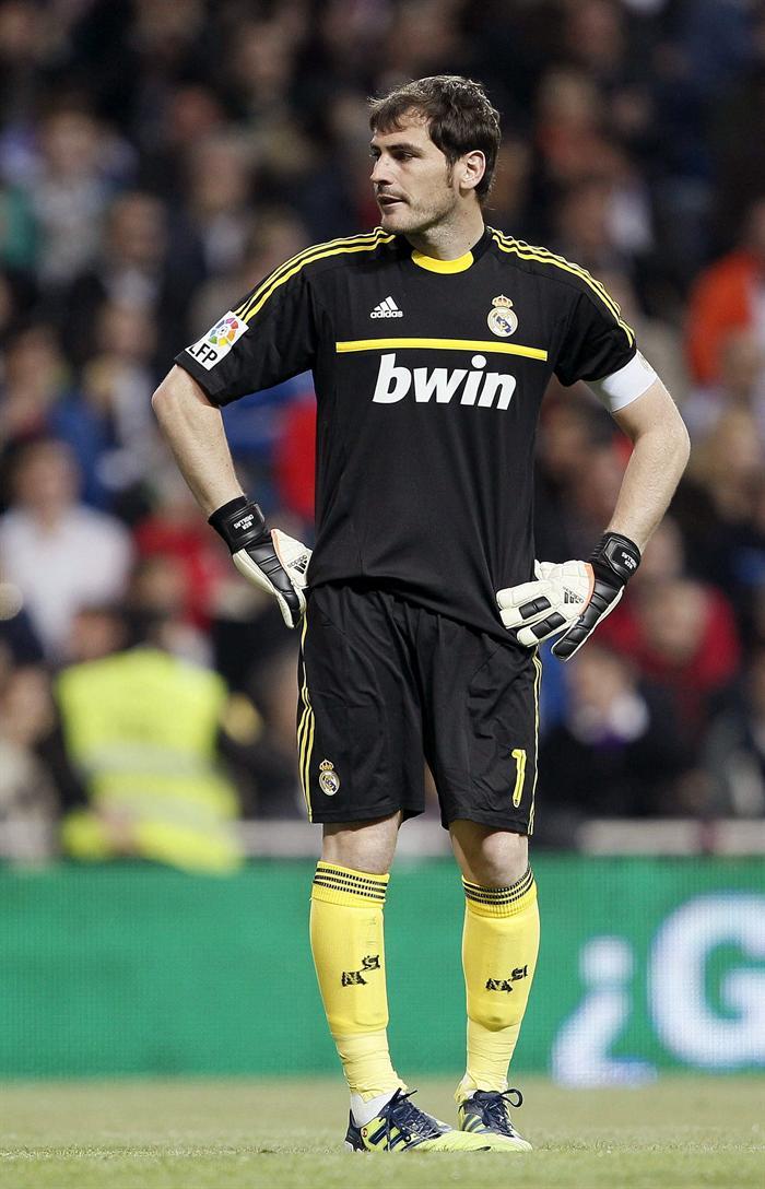 Iker Casillas desde la portería. FOTO: EFE