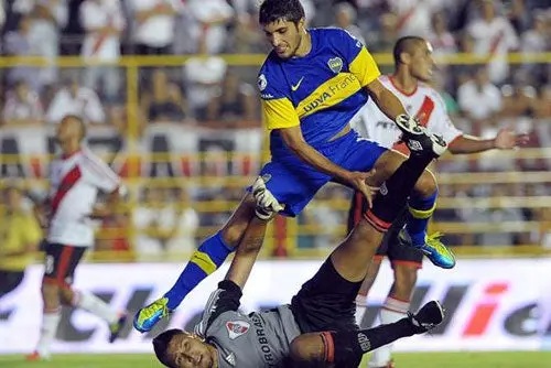 Con medio equipo suplente, Boca vence a River en amistoso
