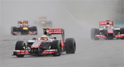 Debido a la lluvia en el Circuito de Sepang se mostró la bandera roja. FOTO: AP