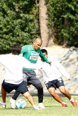 Por lo pronto Suazo sigue entrenando