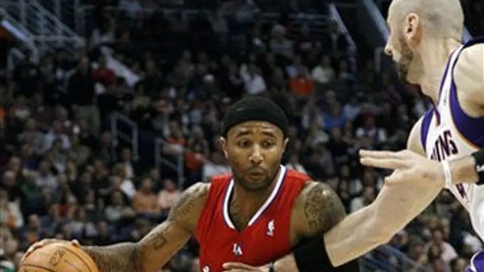 Clippers dejan escapar ventaja y caen ante Suns