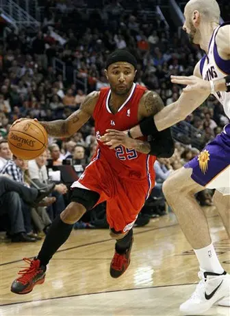 Clippers dejan escapar ventaja y caen ante Suns