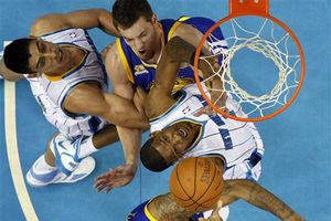 Ayón juega 27 minutos en la derrota de Hornets ante los Warriors