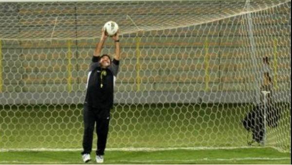 Tras el entrenamiento del Al Wasl se puso de portero. FOTO: INTERNET