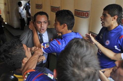No faltó el conato de bronca en el Clásico Joven | MEXSPORT